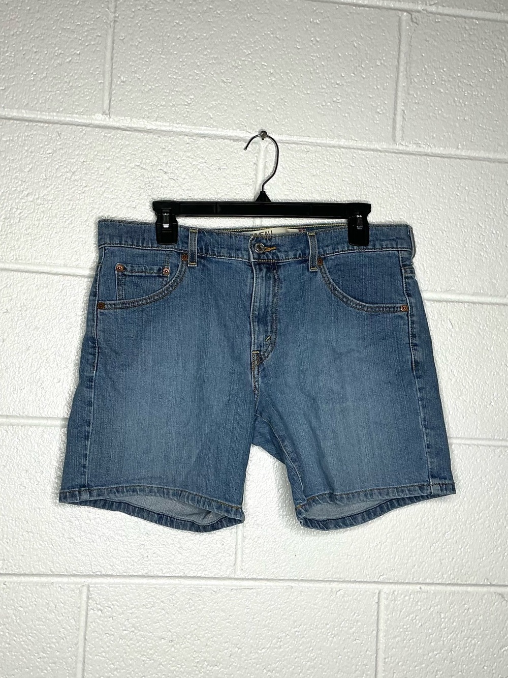 < Levi’s Women’s 515 Nouveau Mid-Rise Denim Shorts Size 12 >